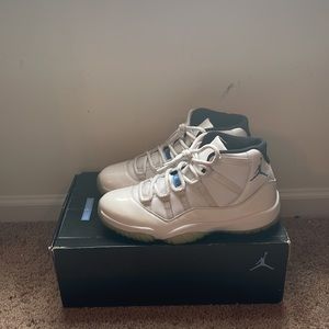 Air Jordan 11 Columbia. 8/10 lightly worn. Size:11